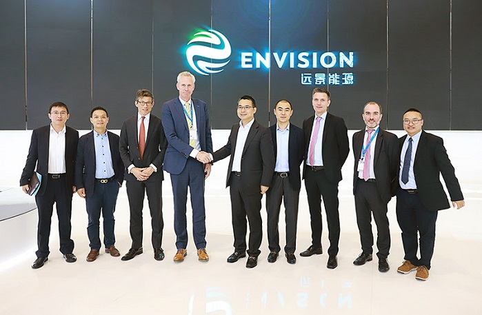 Envision CEO, Zhang Lei, and LM Wind Power CEO, Marc de Jong, shake hands to mark the announcement of the 71.8 meter blade to be developed for Envision, at China Windpower 2017 in Beijing. © LM Wind Power